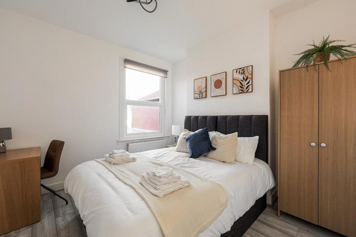 Modern 4 Bedroom House In Woodgreen Londen