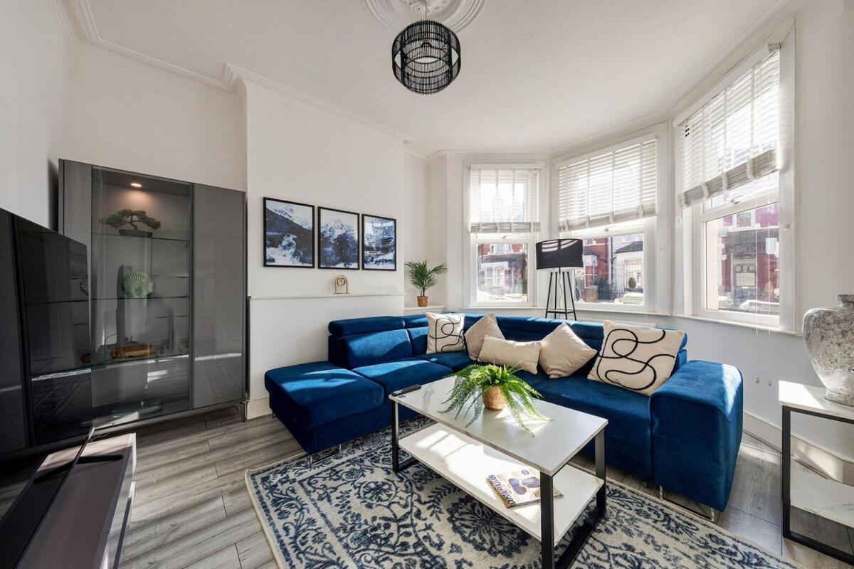 Modern 4 Bedroom House In Woodgreen Appartement Londen