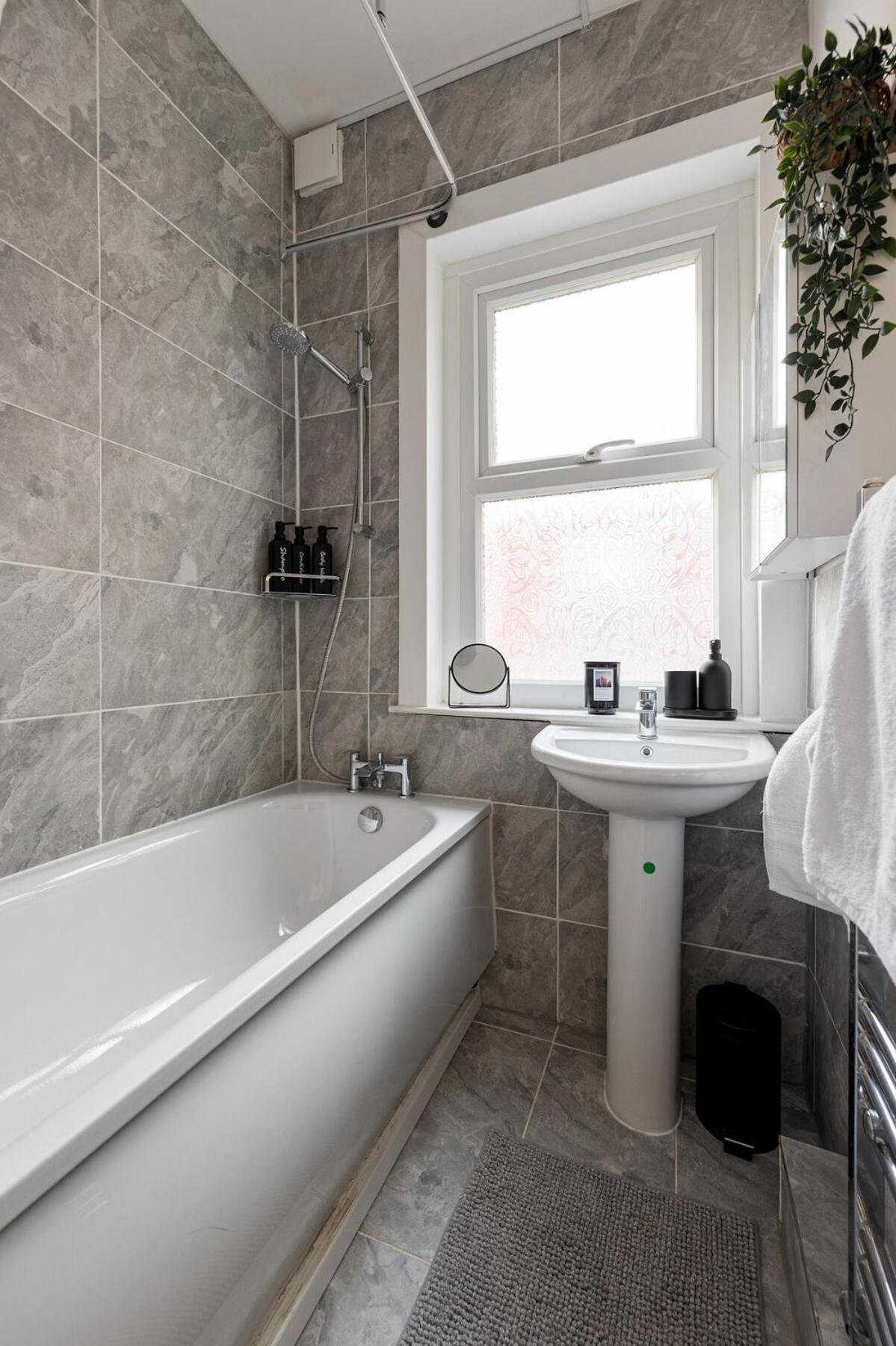 Appartement Modern 4 Bedroom House In Woodgreen Londen