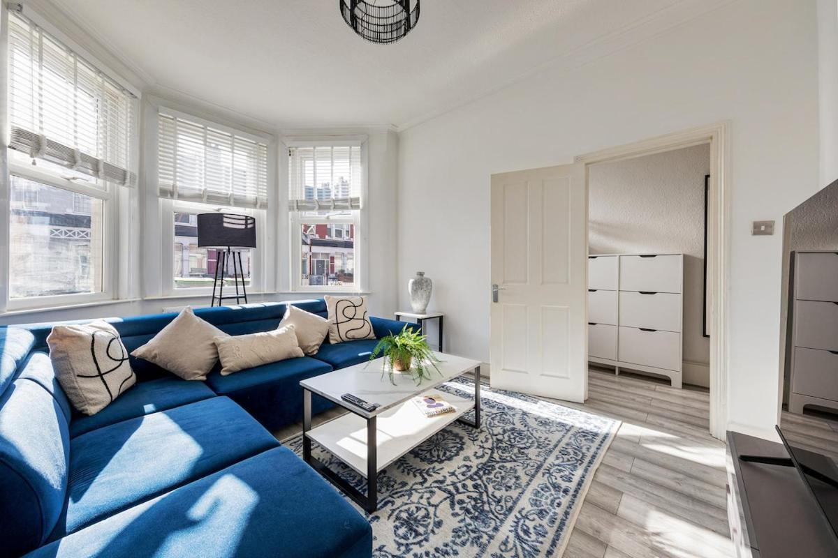 Modern 4 Bedroom House In Woodgreen Londen