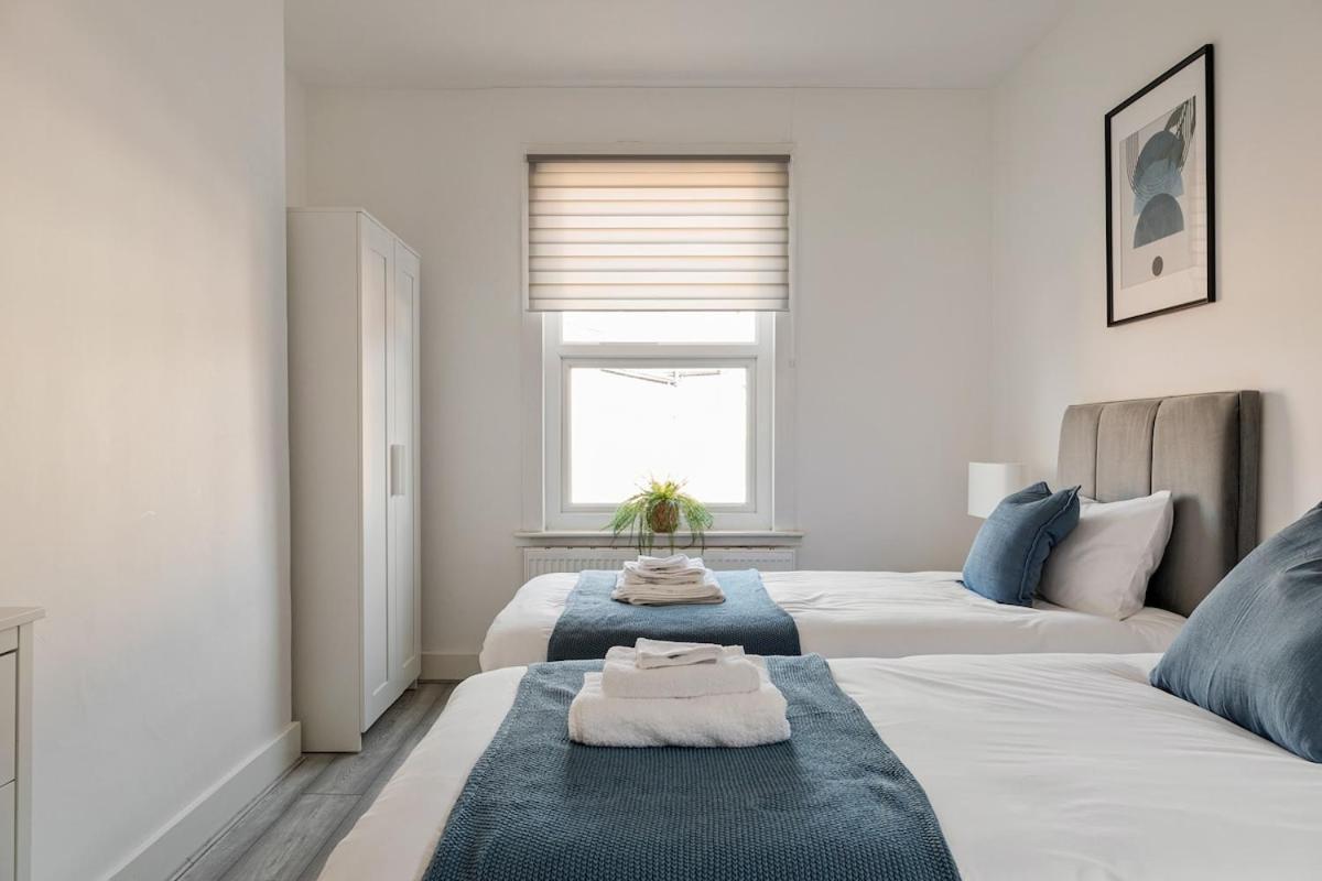Modern 4 Bedroom House In Woodgreen Appartement Londen
