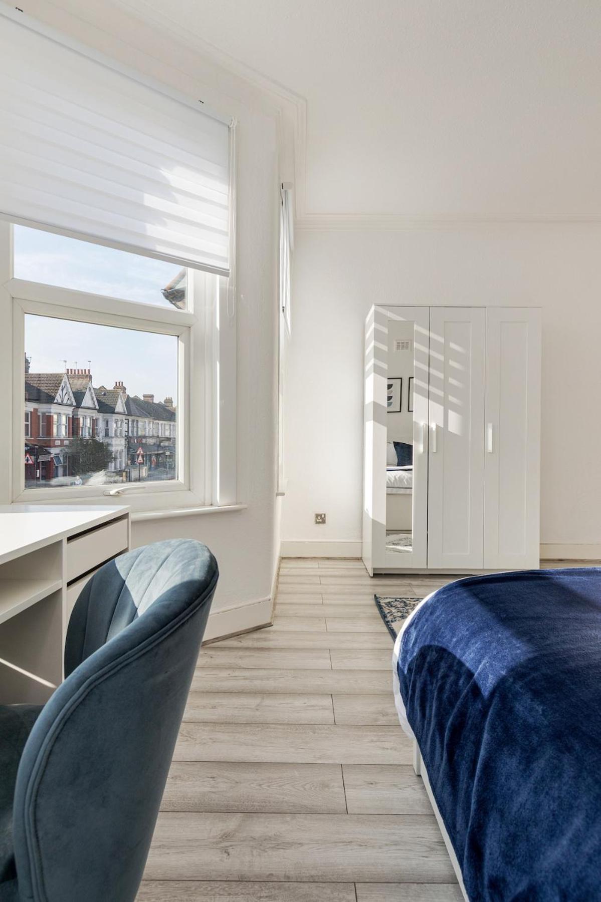 Modern 4 Bedroom House In Woodgreen Londen