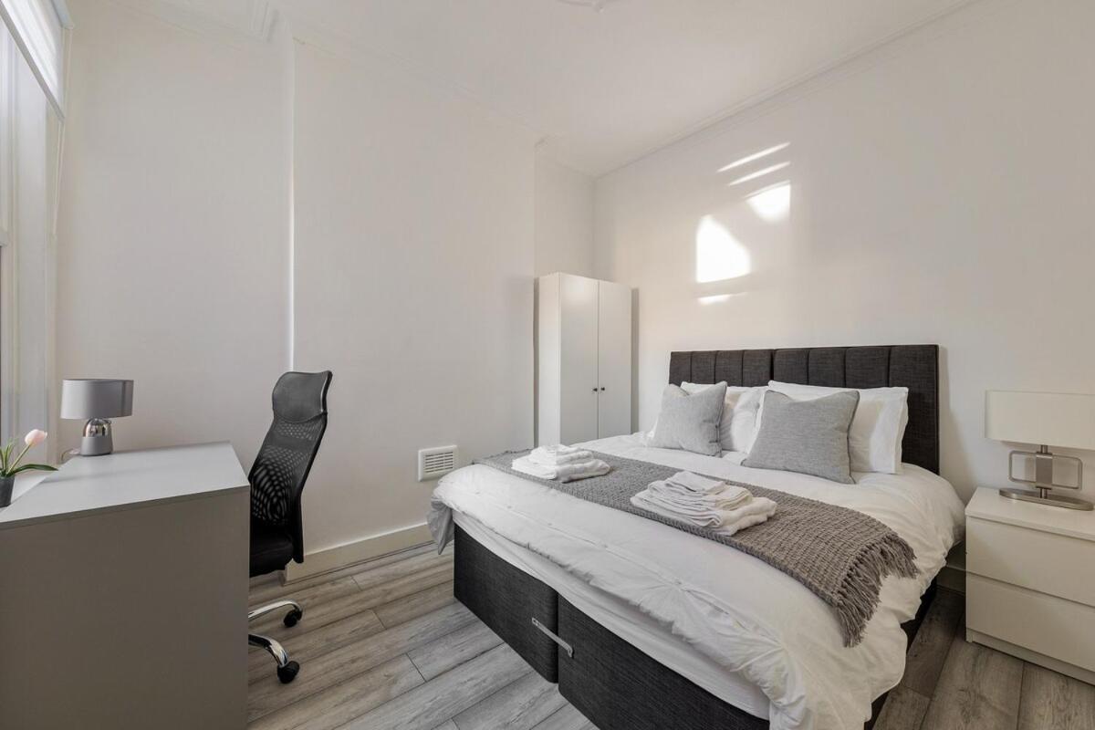Modern 4 Bedroom House In Woodgreen * Londen