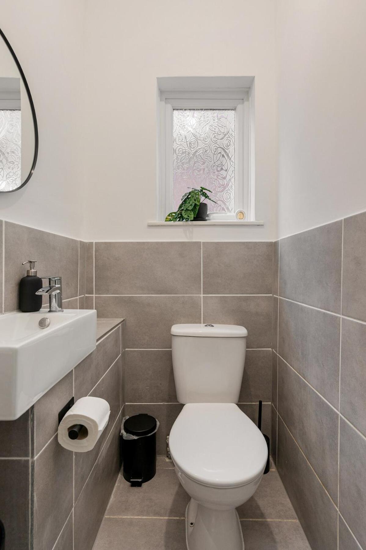 Modern 4 Bedroom House In Woodgreen Appartement *