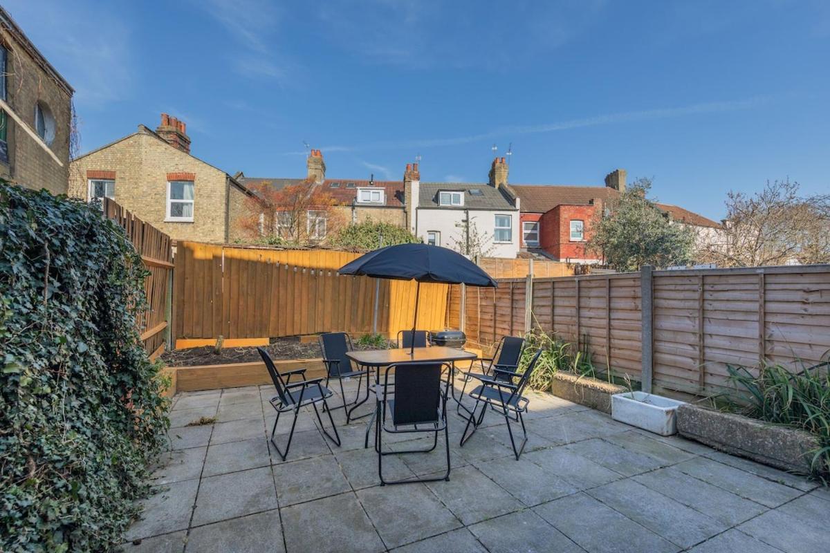 Modern 4 Bedroom House In Woodgreen Appartement Londen