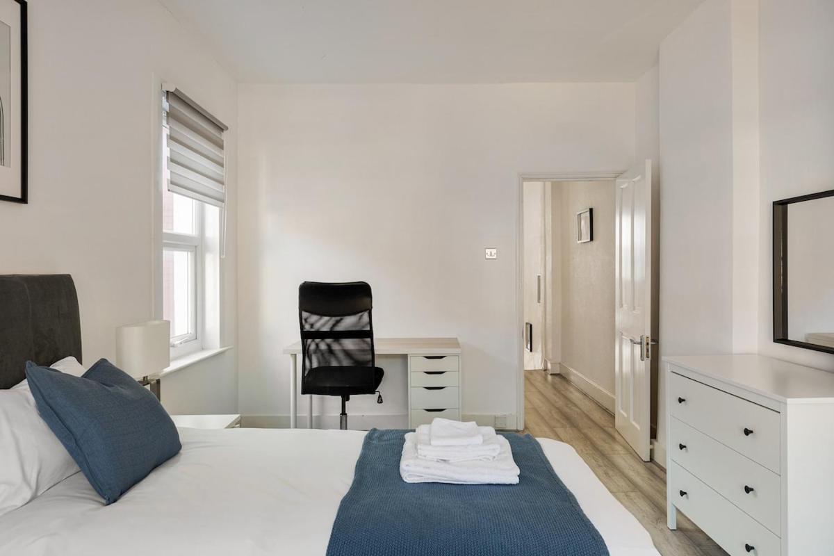 Modern 4 Bedroom House In Woodgreen * Londen