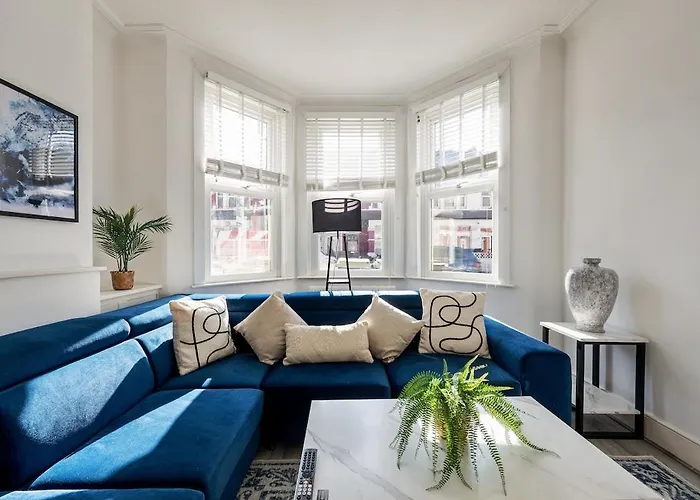 Modern 4 Bedroom House In Woodgreen