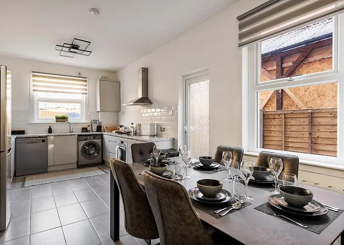 Modern 4 Bedroom House In Woodgreen